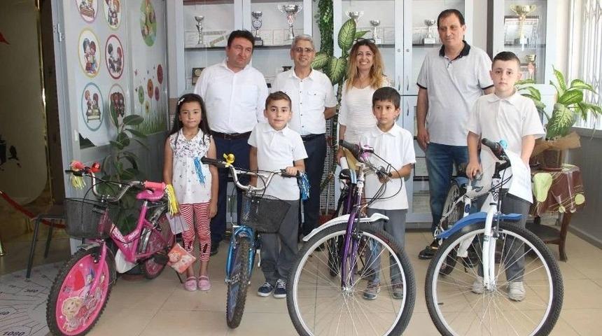 Başarılı &Ouml;ğrencilere Karne Ve Bayram Hediyesi Bir Arada Verildi