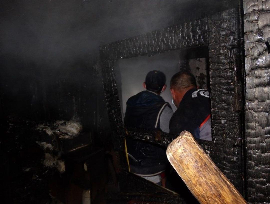 İftar Saatinde Yıldırım D&uuml;şmesi Sonucu Ahşap Evde Yangın &Ccedil;ıktı