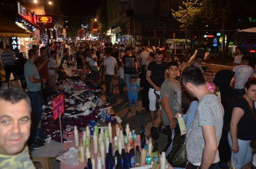 Bursa&rsquo;da Bayram Alışverişinde Adım Atacak Yer Kalmadı