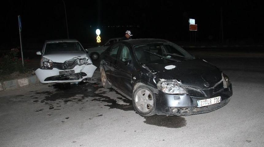 İki Otomobil Kavşakta &Ccedil;arpıştı: 8 Yaralı