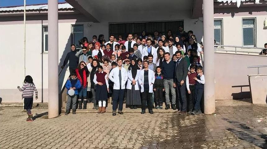 Yy&uuml; Tıp Fak&uuml;ltesi &Ouml;ğrencilerinden &Ouml;zalp İl&ccedil;esine Ziyaret