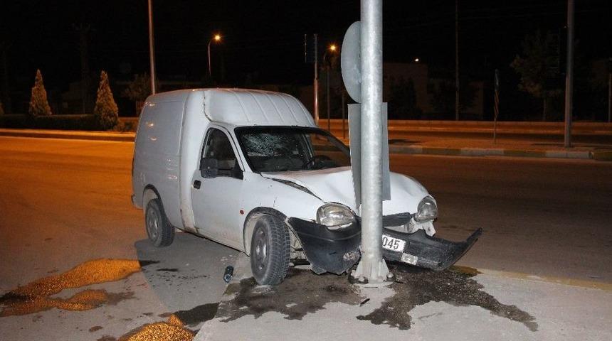 Hafif Ticari Ara&ccedil; Trafik Lambasının Direğine &Ccedil;arptı: 3 Yaralı