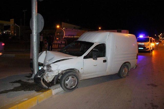 Hafif Ticari Araç Trafik Lambasının Direğine Çarptı: 3 Yaralı