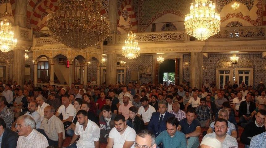 &Uuml;nye&rsquo;de Vatandaşlar Camilere Akın Etti