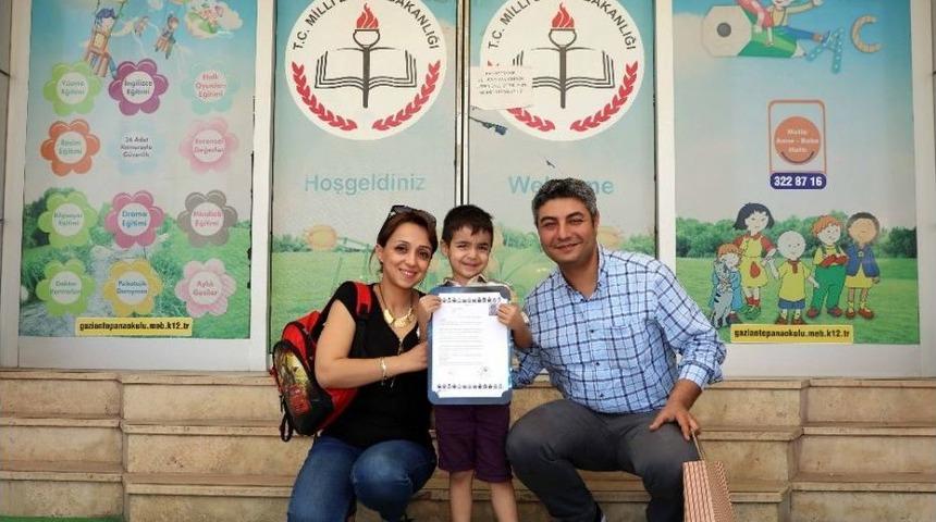 Anaokulu &Ouml;ğrencilerinin Karne Sevinci