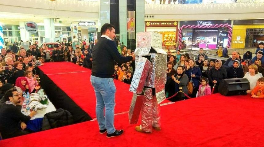 Minik &Ouml;ğrencilerin Atık Malzemelerden Elbise Defilesi