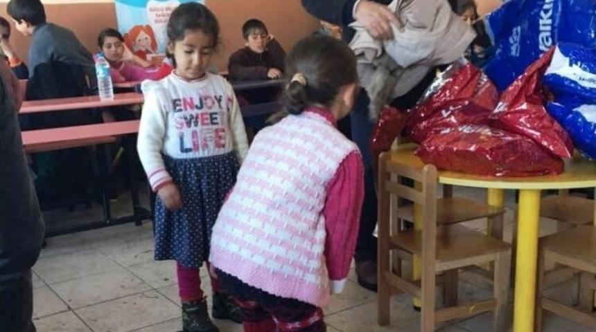 Gen&ccedil;lik Meclisi &Uuml;yeleri Vanlı &Ccedil;ocukları Sevindirdi