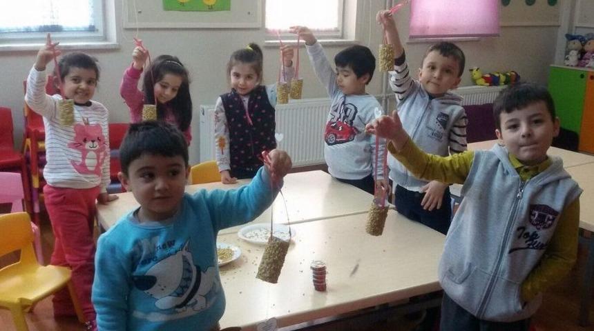Minik &Ouml;ğrencilerden Kuşlara Yemlik