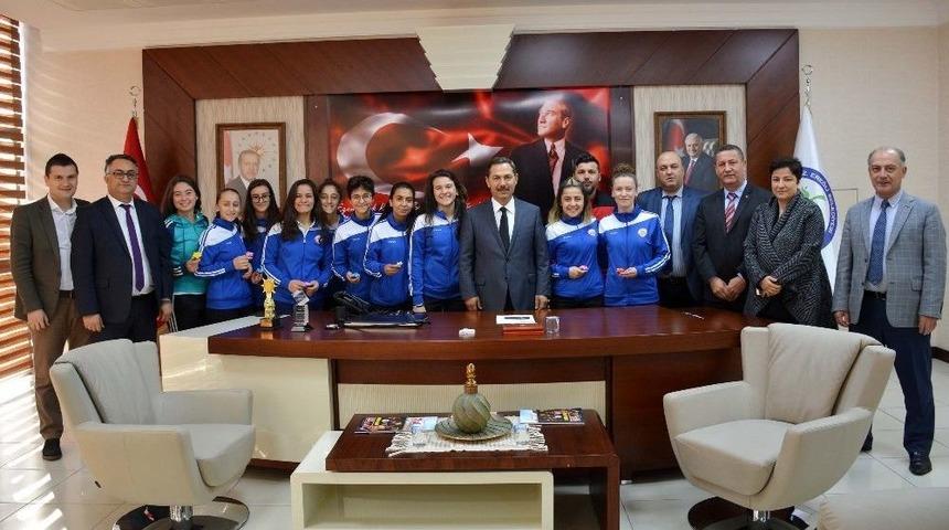 Şampiyon Kızlar Altınla &Ouml;d&uuml;llendirildi