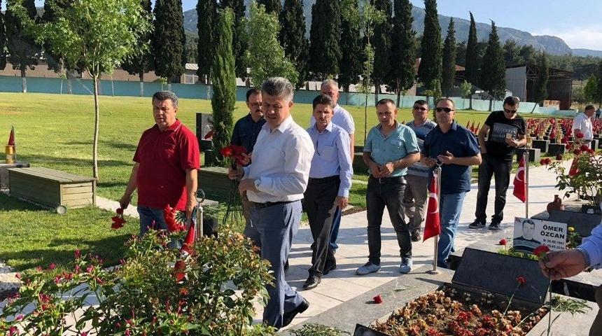Ak Partili &Ouml;zkan Şehitlerin Kabirlerini Ziyaret Ederek Dua Etti