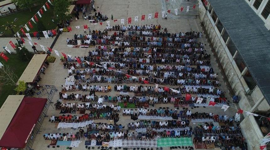 Fatih Camii&rsquo;ndeki Bayram Namazı Yoğunluğu Havadan G&ouml;r&uuml;nt&uuml;lendi