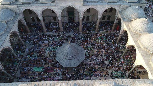 Fatih Camii’ndeki Bayram Namazı Yoğunluğu Havadan Görüntülendi