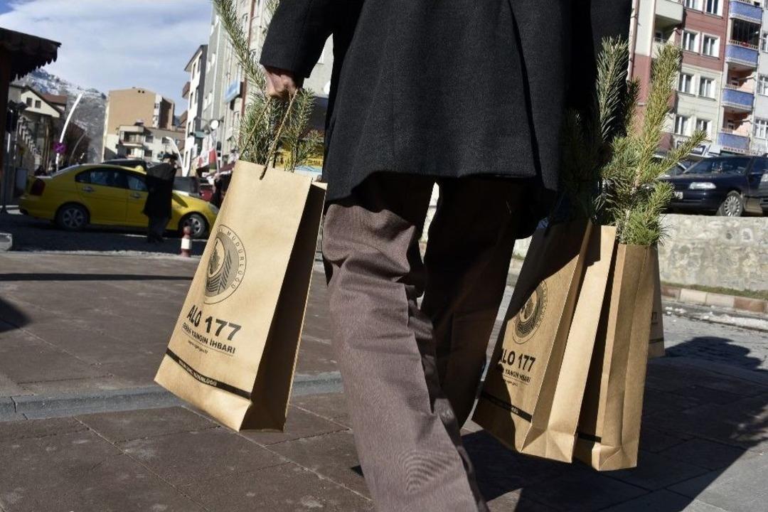 G&uuml;m&uuml;şhane&rsquo;de &lsquo;&ccedil;am Kesme, Fidan Dik&rsquo; Sloganıyla Vatandaşlara &Ccedil;am Fidanı Dağıtıldı