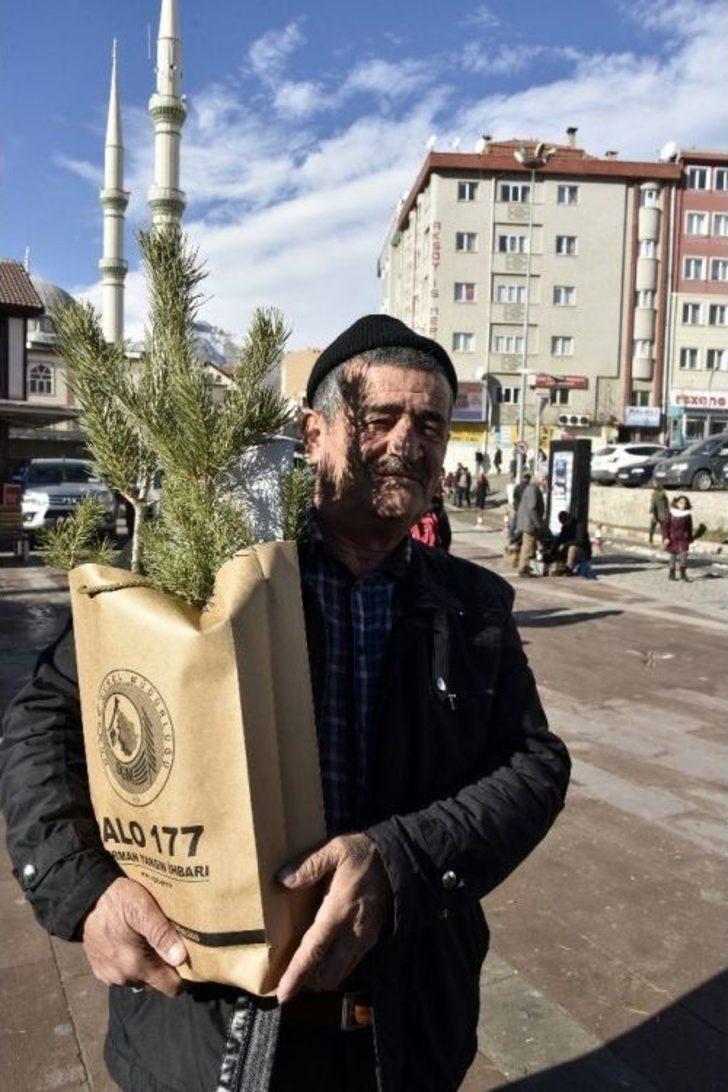 Gümüşhane’de ‘çam Kesme, Fidan Dik’ Sloganıyla Vatandaşlara Çam Fidanı Dağıtıldı G5