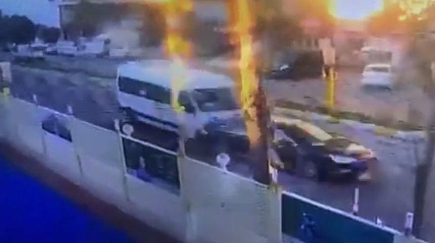 (&ouml;zel) Beylikd&uuml;z&uuml;&rsquo;nde Okul Servisi Kazası G&uuml;venlik Kamerasında