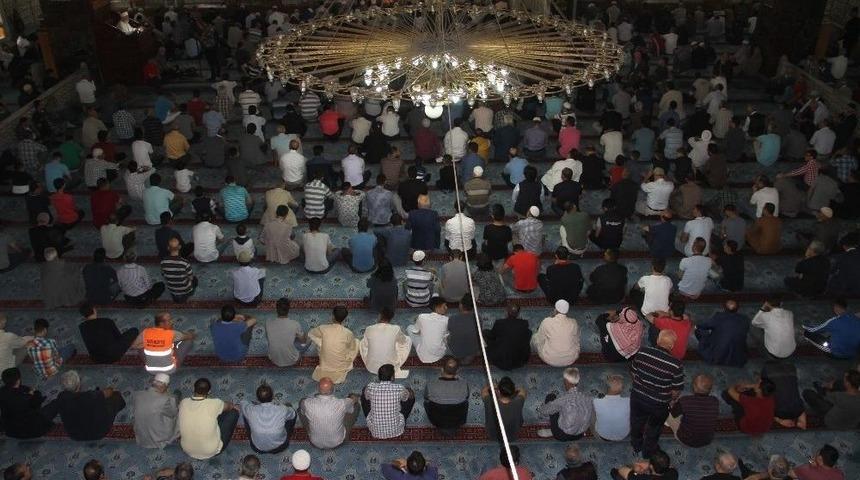 Elazığ&rsquo;da Bayram Namazında Camiler Doldu