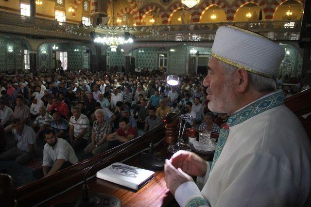 Elazığ’da Bayram Namazında Camiler Doldu