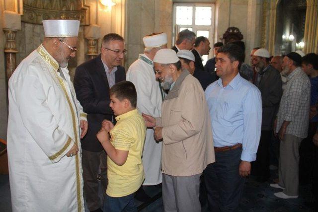 Elazığ’da Bayram Namazında Camiler Doldu