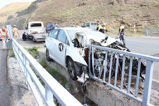 Erzincan’da Bariyerlere Çarpan Otomobildeki 4 Kişi Yaralandı