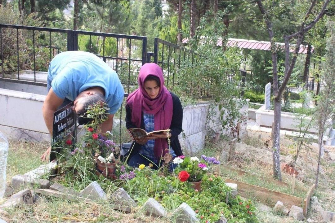 (&ouml;zel) Alperen&rsquo;in Acılı Ailesinden Kabir Ziyareti