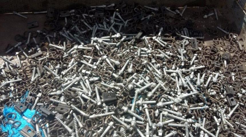 Demir Yolunun 2,5 Ton Vida Ve Kelebek Demiri Hurdacıda &Ccedil;ıktı