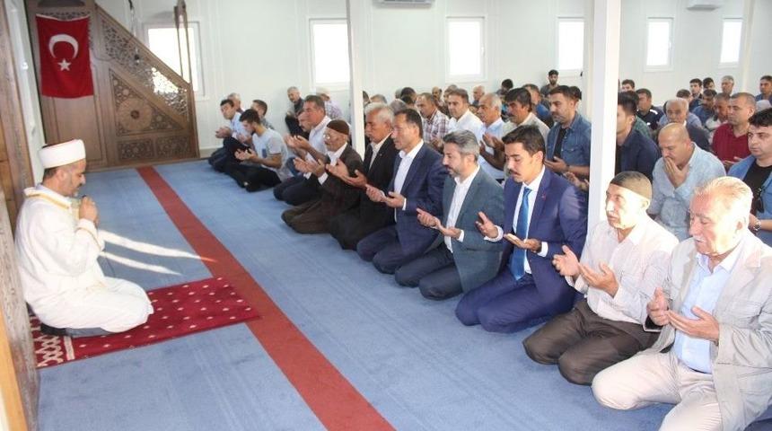 Tbmm Başkanvekili Aydın, Bayram Namazını Depremzedelerle Birlikte Kıldı