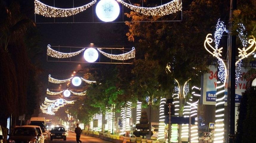 Aydın’da Yılbaşı Öncesi Caddeler Işıl Işıl Oldu