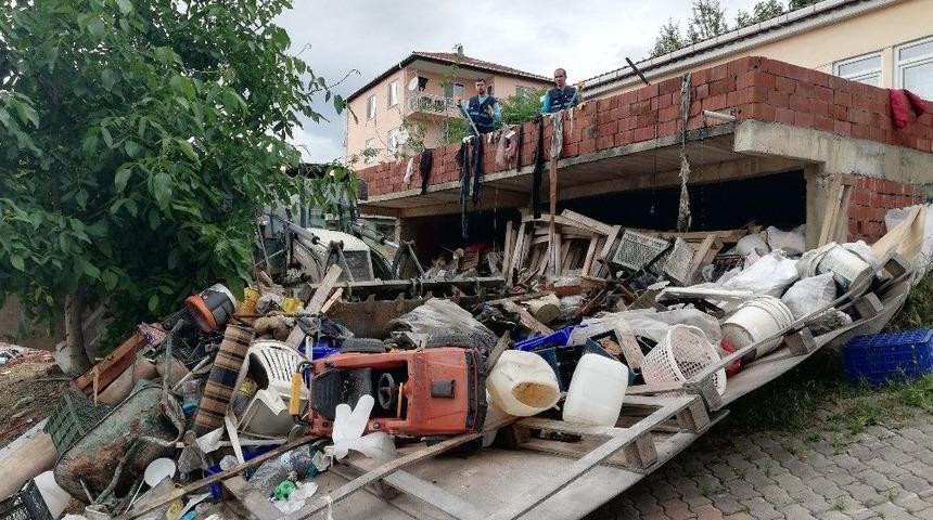 Evinin &Ccedil;atısından 8 Kamyon Dolusu Atık &Ccedil;ıktı