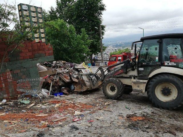 Evinin &Ccedil;atısından 8 Kamyon Dolusu Atık &Ccedil;ıktı 1