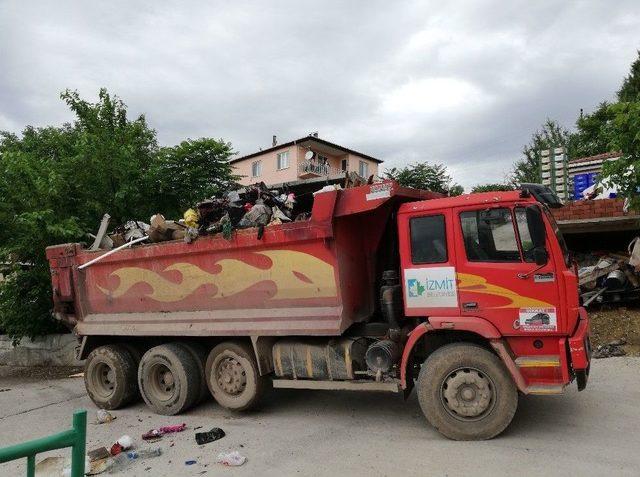 Evinin &Ccedil;atısından 8 Kamyon Dolusu Atık &Ccedil;ıktı 2