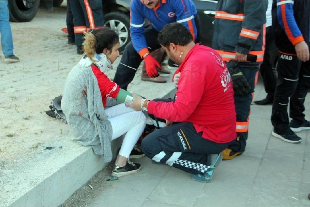 Elazığ&rsquo;da Kamyonet İle Otomobil &Ccedil;arpıştı: 7 Yaralı