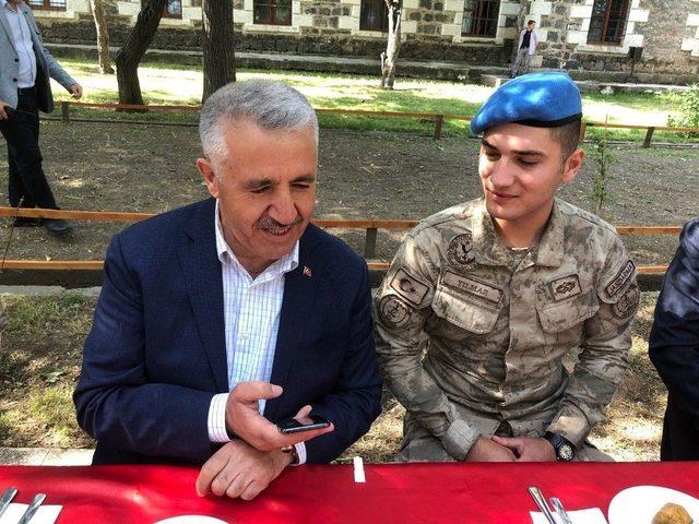 Bakan Ahmet Arslan’dan Asker Ailesine Bayram Sürprizi