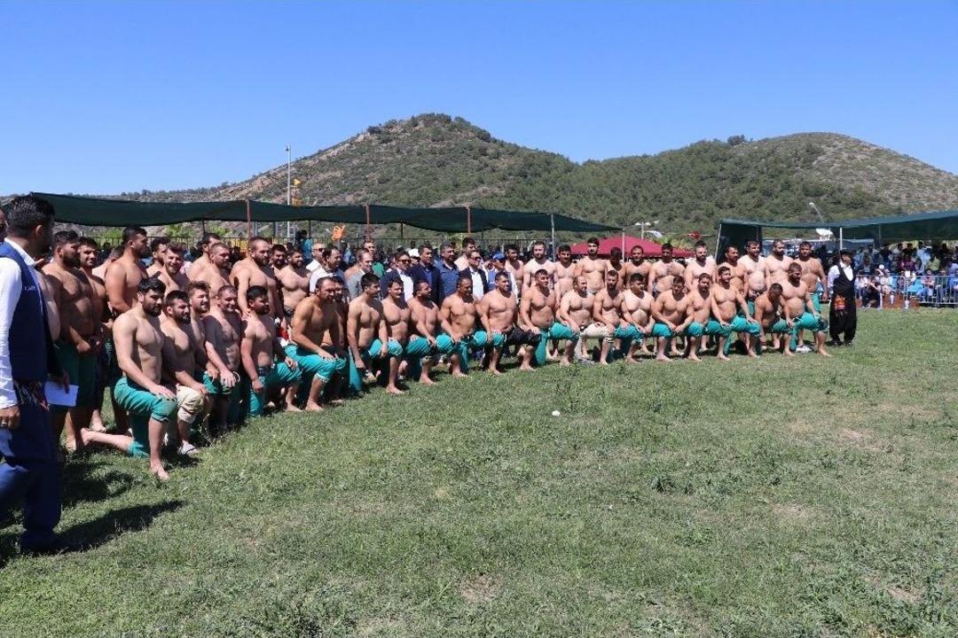 Antalya&rsquo;da Sahildeki G&uuml;reşlerin Başpehlivanı Ali G&uuml;rb&uuml;z Oldu