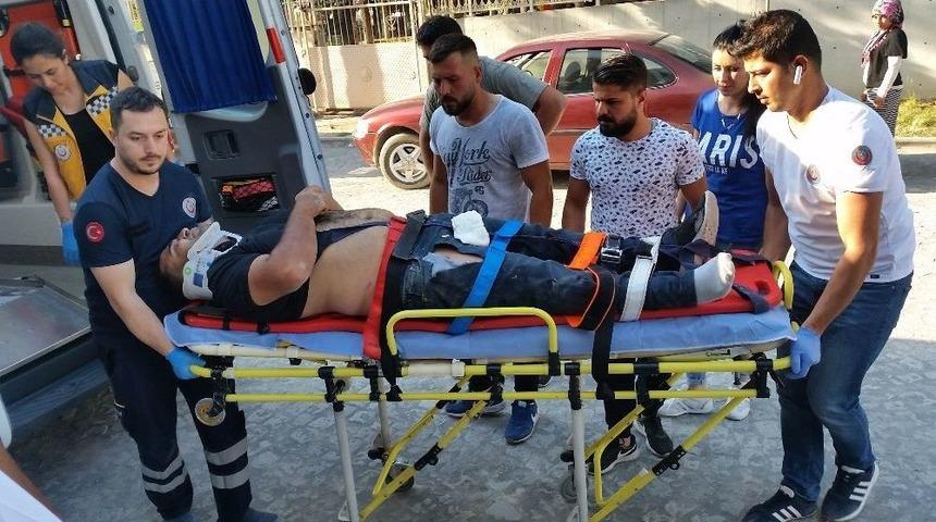 Motosikletiyle Park Halindeki İki Araca &Ccedil;arpan S&uuml;r&uuml;c&uuml; Yaralandı