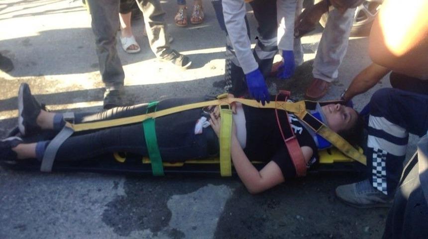 Yolun Karşısına Ge&ccedil;en Kadına Otomobil &Ccedil;arptı