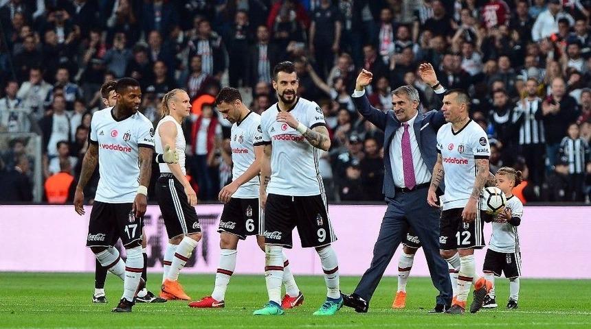 Beşiktaş Trib&uuml;nlerinden Şenol G&uuml;neş&rsquo;e Sevgi Seli