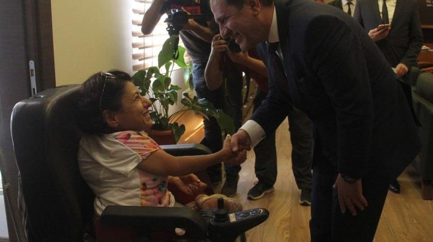 Engelli Kızın &Ccedil;alınan Cep Telefonunu Emniyet M&uuml;d&uuml;r&uuml; Teslim Etti