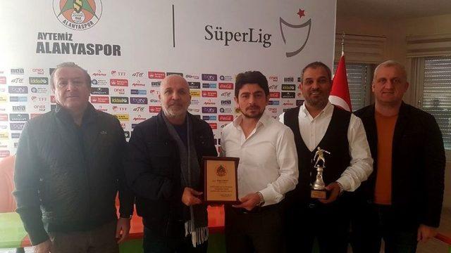 Alanyaspor, Sportif Direktör Taner Savut İle Yollarını Ayırdı