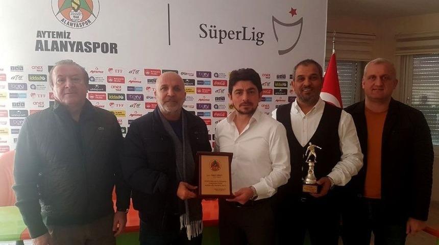 Alanyaspor, Sportif Direktör Taner Savut İle Yollarını Ayırdı