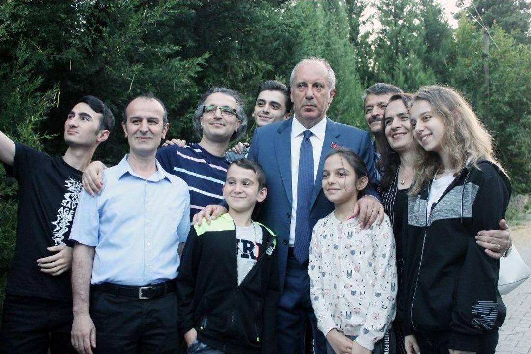 Cumhurbaşkanı Adayı Muharrem İnce Bayram Namazını K&ouml;y&uuml;nde Kıldı