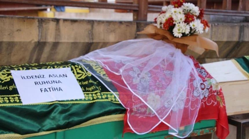 Tabutuna Duvak Ve Çiçek Konuldu