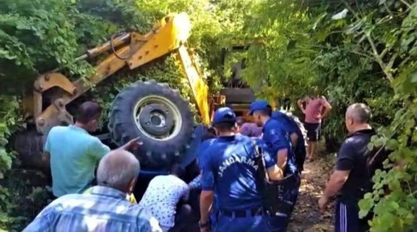 Devrilen Trakt&ouml;r&uuml;n Altında Kalan Şahıs Yaralandı