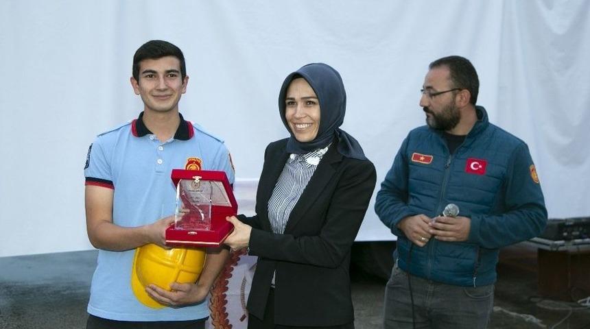 Mezun Oldular, Kaskları Attılar