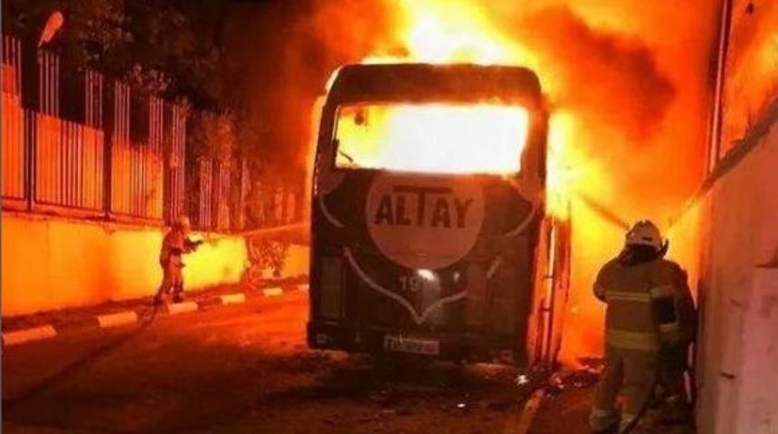 Altay Spor Kul&uuml;b&uuml;n&uuml;n Takım Otob&uuml;s&uuml; Alev Alev Yandı