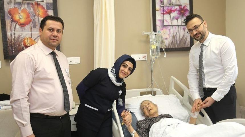 Kal&ccedil;ası Kırılan 106 Yaşındaki Emine Nine Deva Buldu