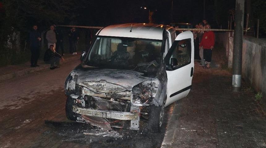 &Ccedil;&ouml;p Konteynerinde Başlayan Yangın Otomobili Kullanılmaz Hale Getirdi