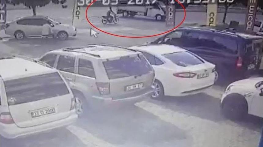(&ouml;zel Haber) Motosikletin Kamyonete &Ccedil;arpma Anı Kamerada