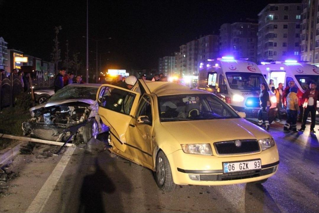 D&uuml;ğ&uuml;n Konvoyunda Zincirleme Trafik Kazası: 22 Yaralı
