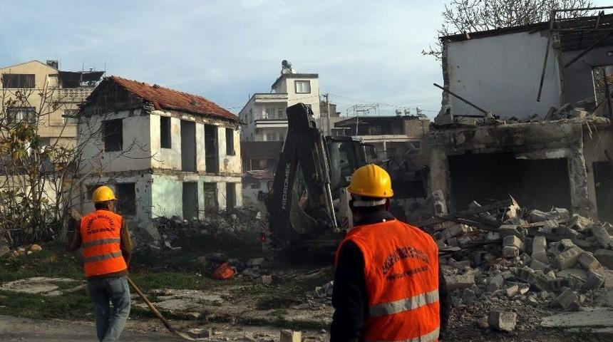 Mersin&rsquo;de Metruk Binalar Yıkılıyor