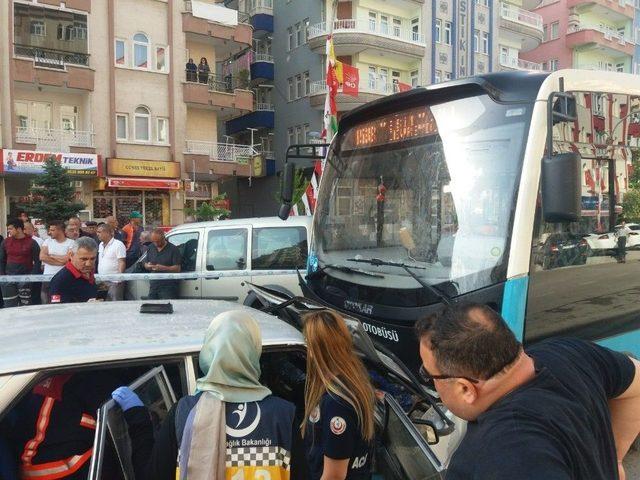 Halk Otobüsü İle Otomobil Çarpıştı: 1 Ölü